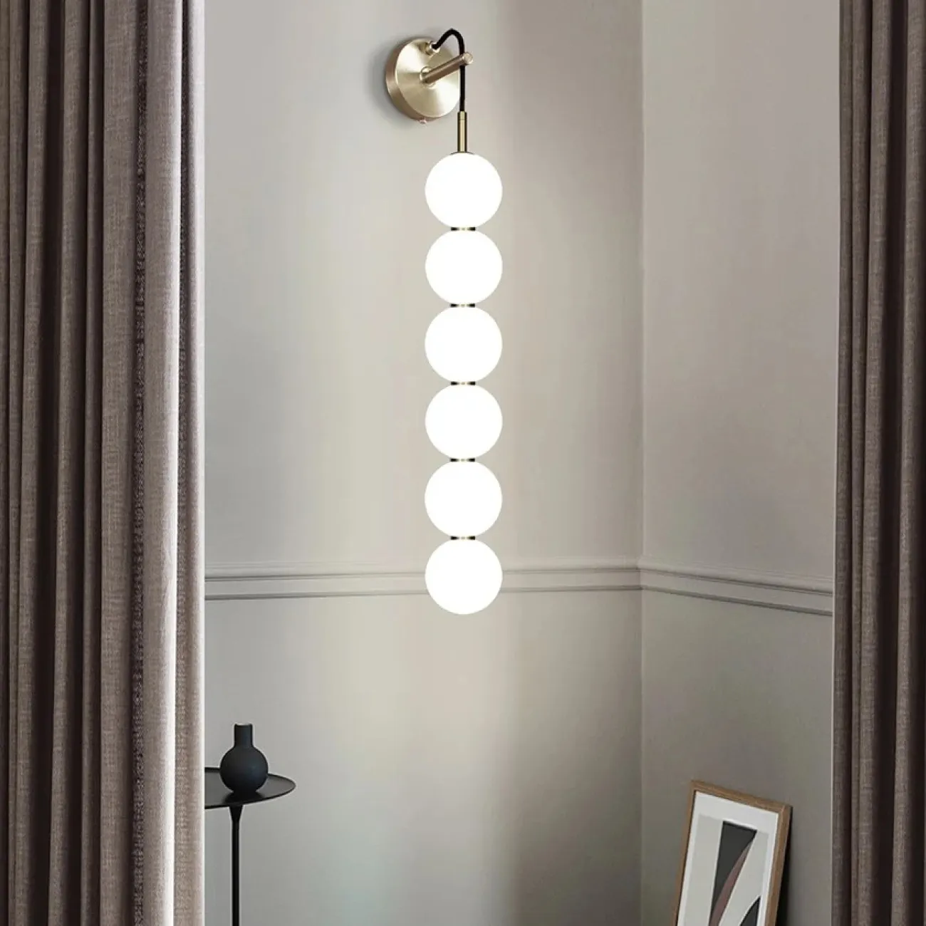 Серия настенных светодиодных светильников с белым шарообразными плафонами из стекла ROCCO W L6 Серия настенных светодиодных светильников с белым шарообразными плафонами из стекла ROCCO W L6