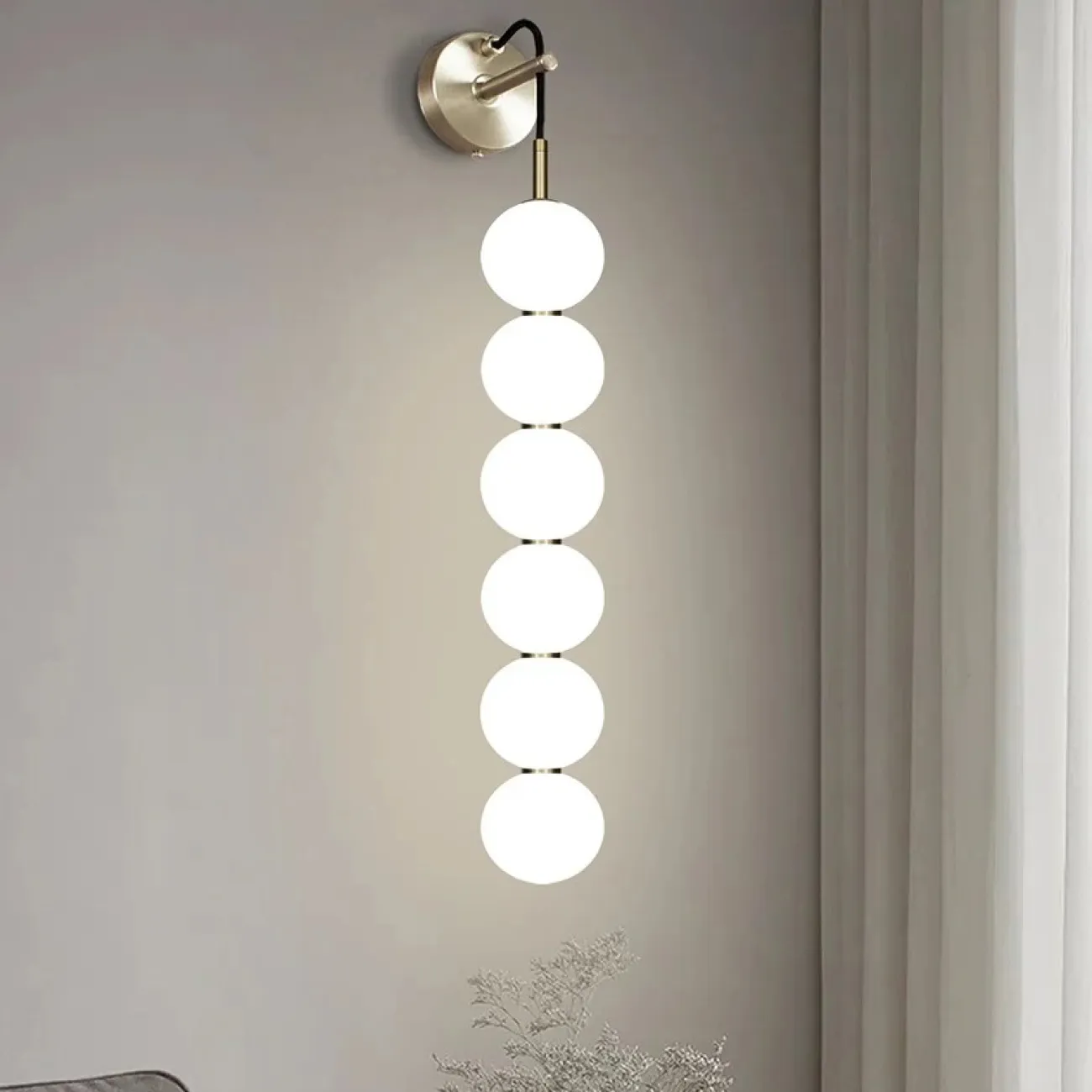 Серия настенных светодиодных светильников с белым шарообразными плафонами из стекла ROCCO W L6 Серия настенных светодиодных светильников с белым шарообразными плафонами из стекла ROCCO W L6