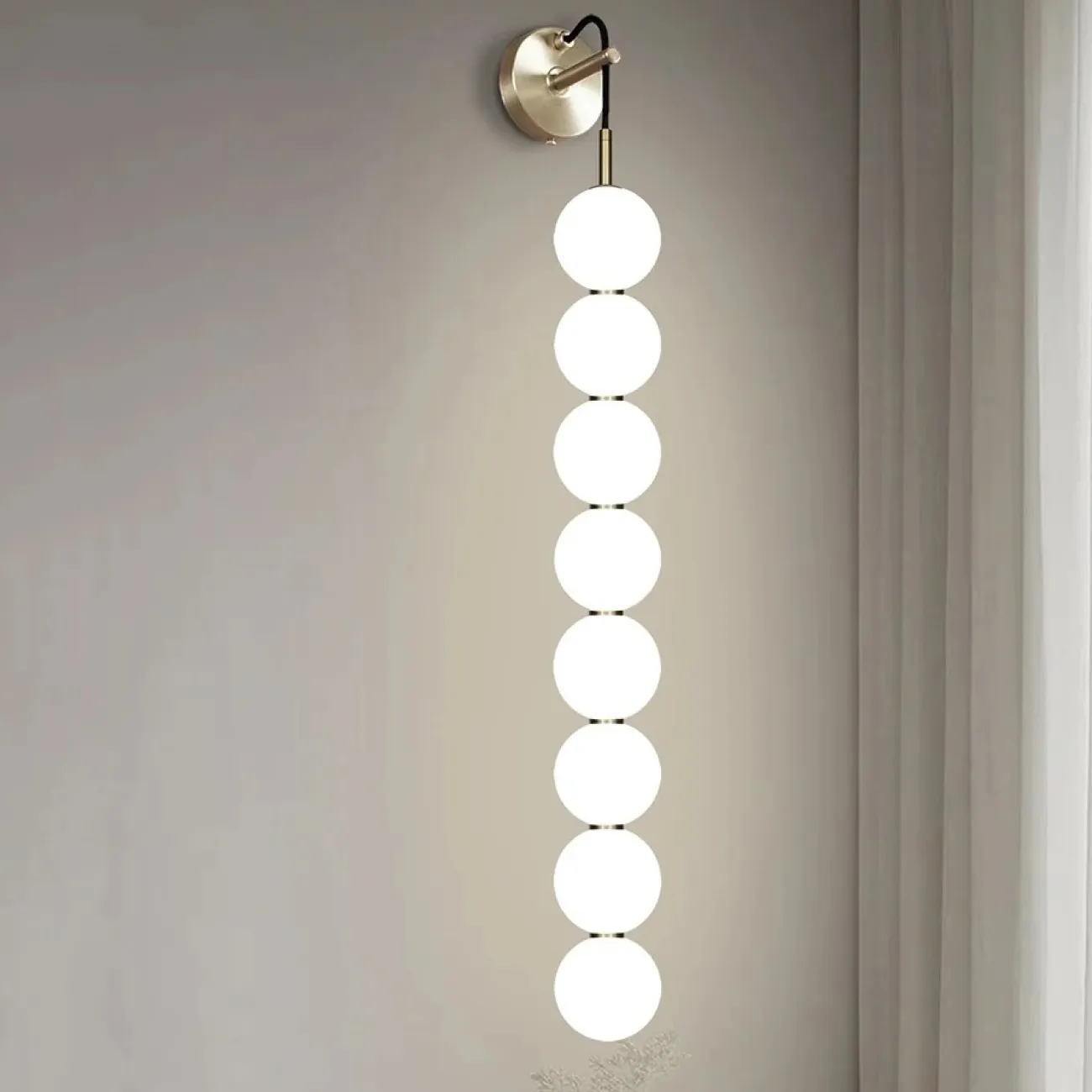 Серия настенных светодиодных светильников с белым шарообразными плафонами из стекла ROCCO W L6 Серия настенных светодиодных светильников с белым шарообразными плафонами из стекла ROCCO W L6