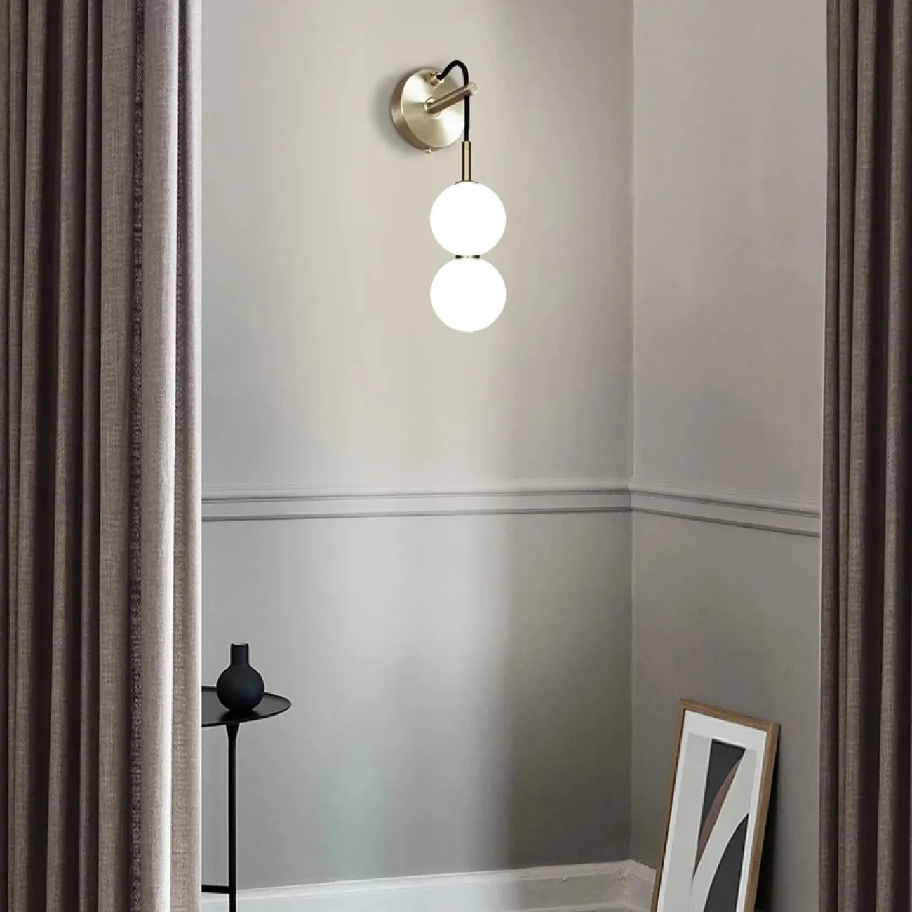 Серия настенных светодиодных светильников с белым шарообразными плафонами из стекла ROCCO W L6 Серия настенных светодиодных светильников с белым шарообразными плафонами из стекла ROCCO W L6