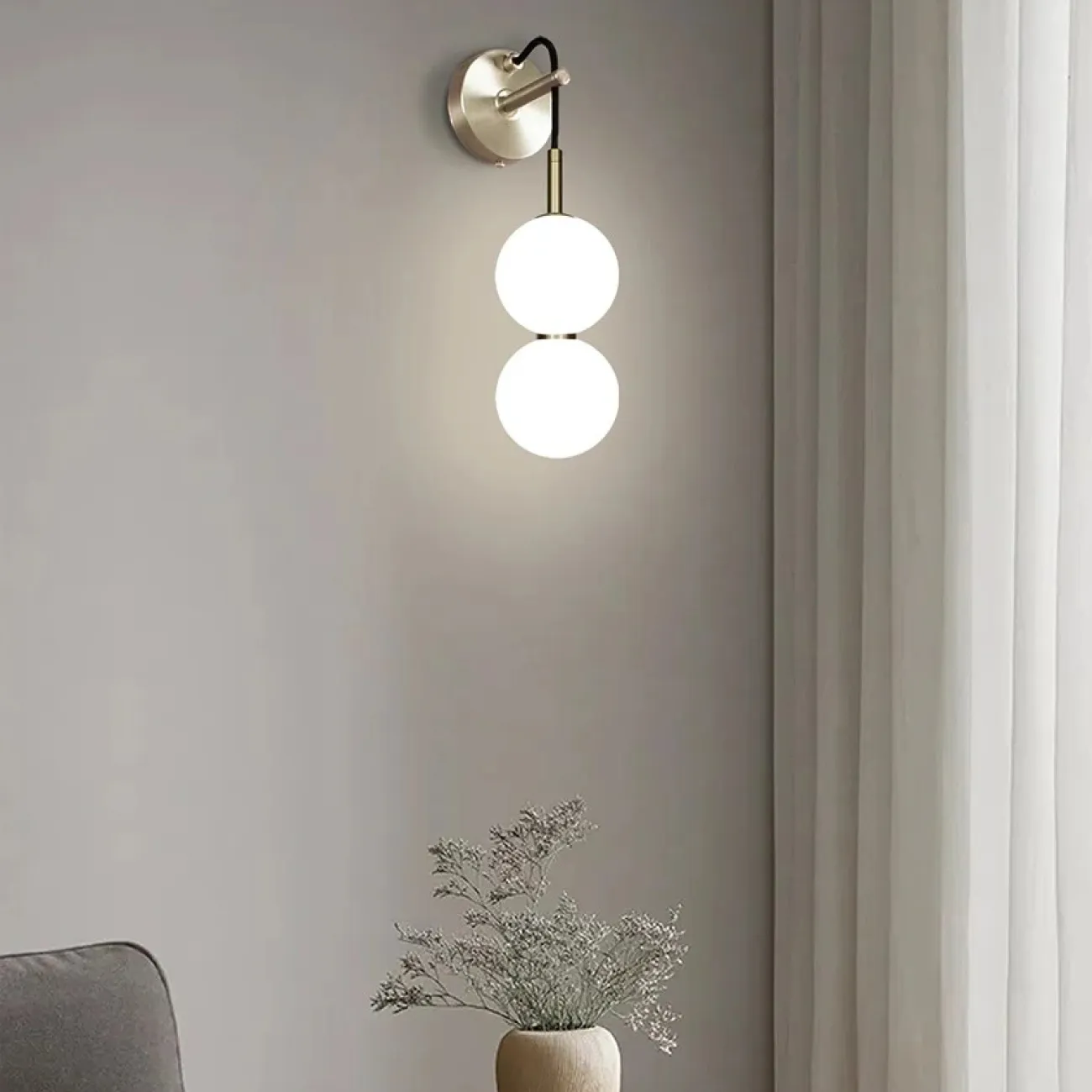 Серия настенных светодиодных светильников с белым шарообразными плафонами из стекла ROCCO W L6 Серия настенных светодиодных светильников с белым шарообразными плафонами из стекла ROCCO W L6