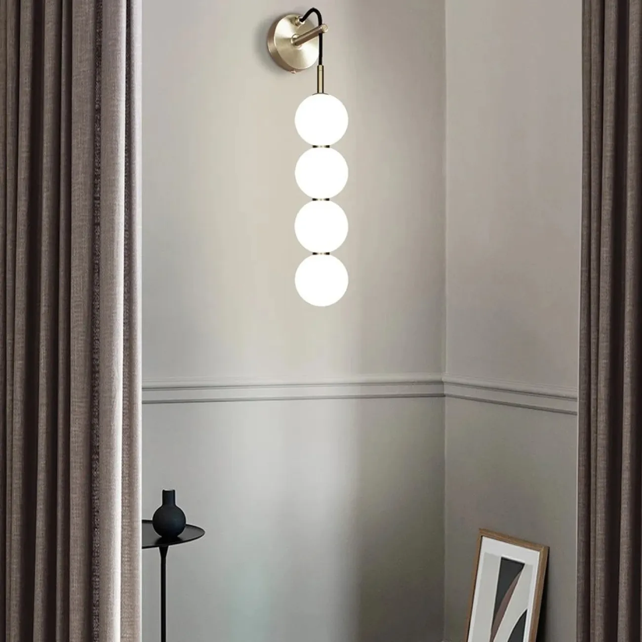 Серия настенных светодиодных светильников с белым шарообразными плафонами из стекла ROCCO W L6 Серия настенных светодиодных светильников с белым шарообразными плафонами из стекла ROCCO W L6