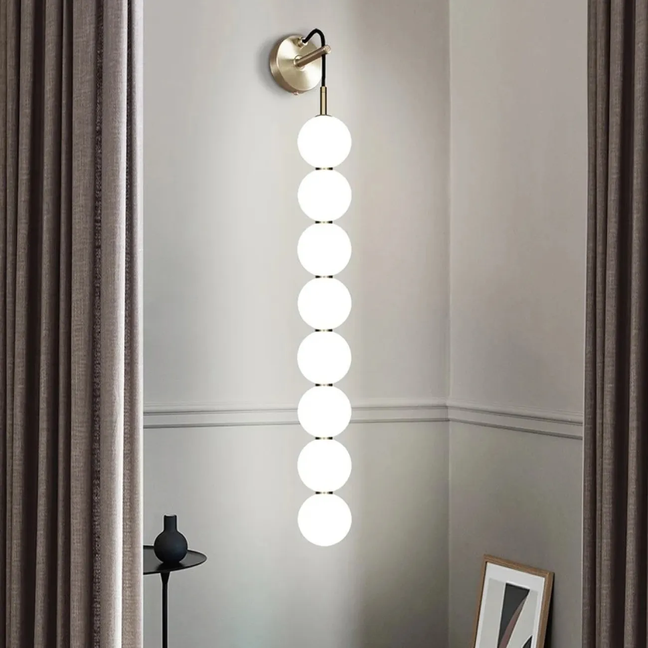 Серия настенных светодиодных светильников с белым шарообразными плафонами из стекла ROCCO W L6 Серия настенных светодиодных светильников с белым шарообразными плафонами из стекла ROCCO W L6