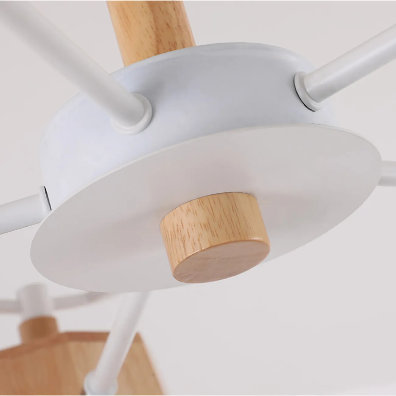 Деревянная люстра в скандинавском стиле с оленьими рожками