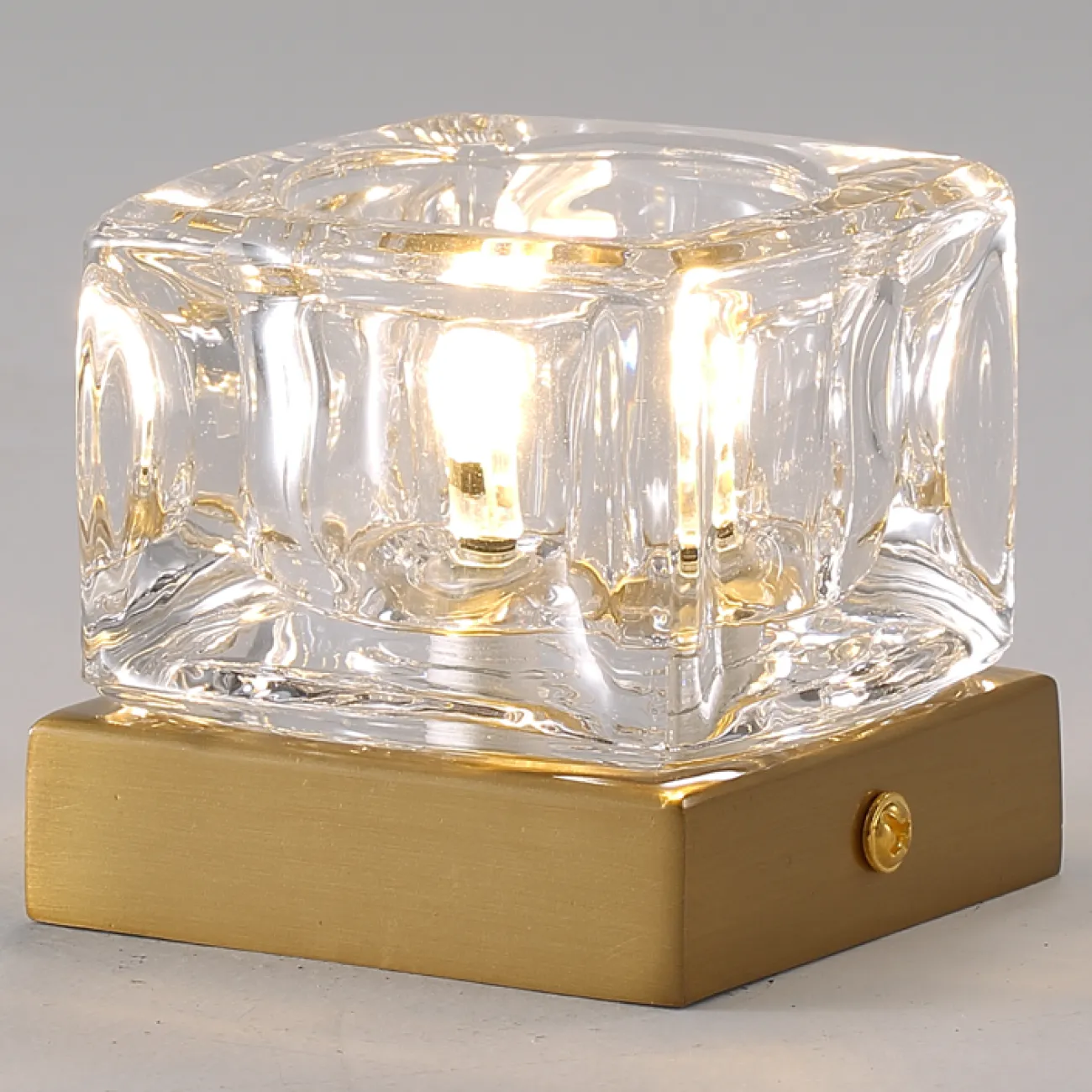 Накладной светодиодный светильник с хрустальным плафоном в форме кубического слитка  LOA L10