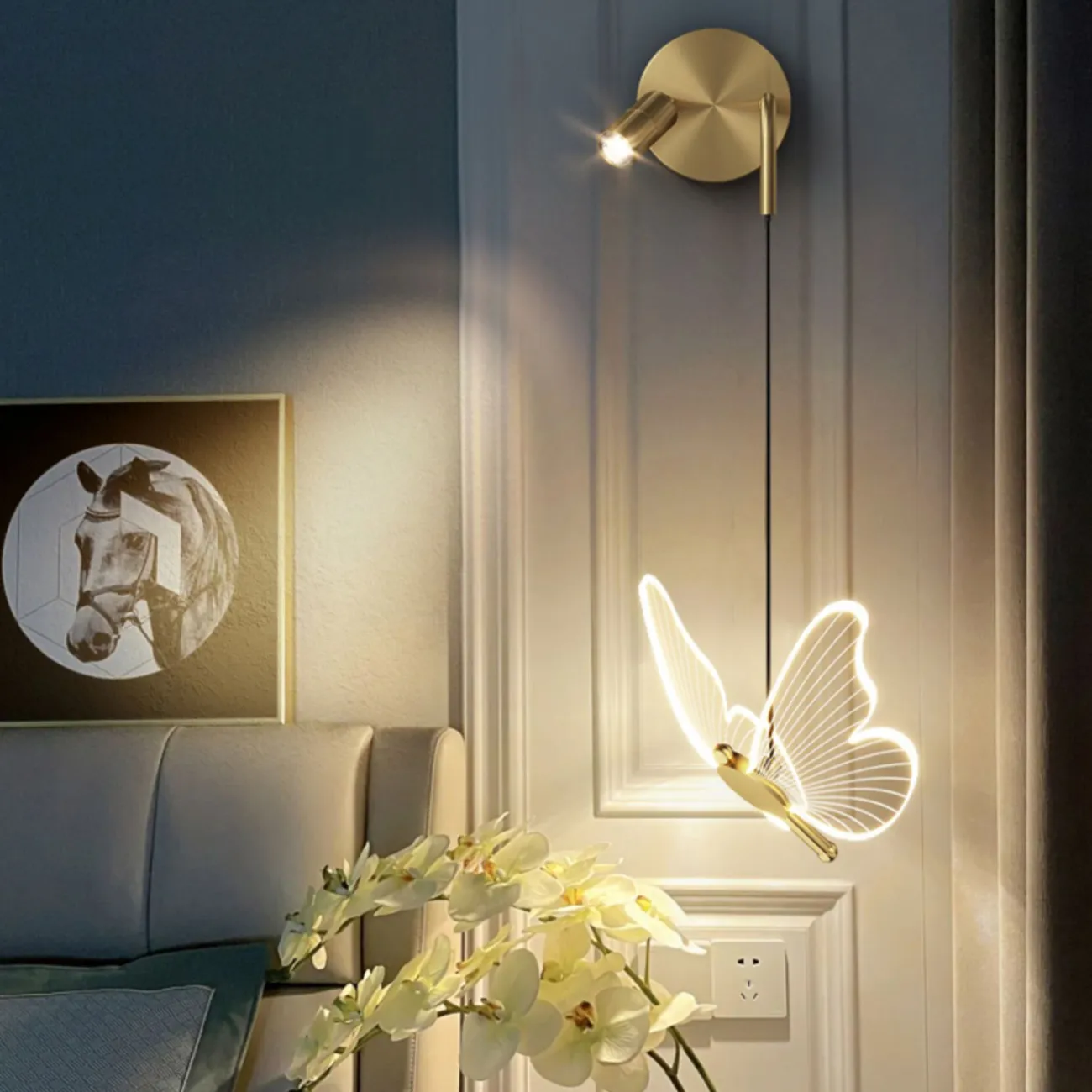 Серия светодиодных симметричных бра с подвесными плафонами, стилизованными под бабочек со светящимися крыльями BABETTA WALL D Left Трехцветный свет Серия светодиодных симметричных бра с подвесными плафонами, стилизованными под бабочек со светящимися крыльями BABETTA WALL D Left Трехцветный свет