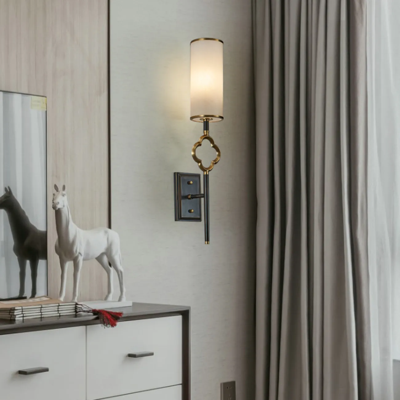 Настенный светильник со стеклянным цилиндрическим плафоном на рожке в азиатском стиле JETRO