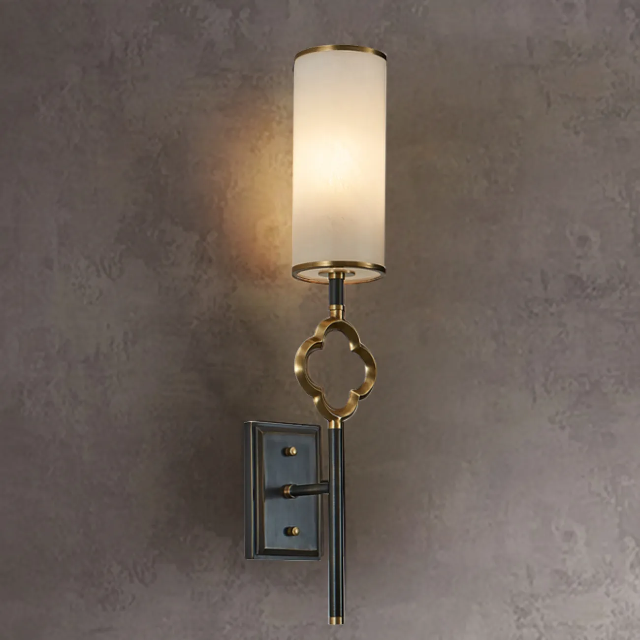 Настенный светильник со стеклянным цилиндрическим плафоном на рожке в азиатском стиле JETRO