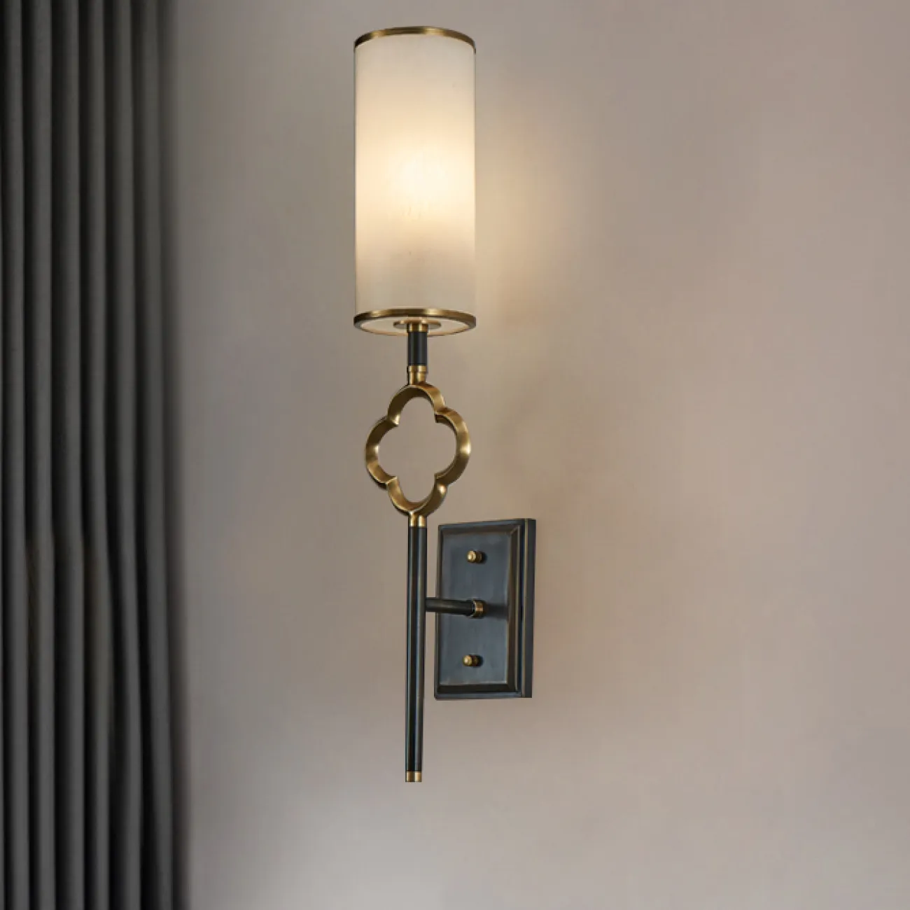 Настенный светильник со стеклянным цилиндрическим плафоном на рожке в азиатском стиле JETRO