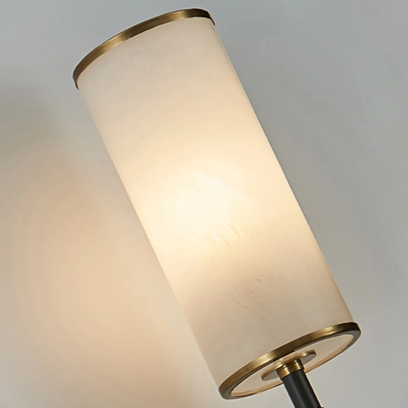 Настенный светильник со стеклянным цилиндрическим плафоном на рожке в азиатском стиле JETRO