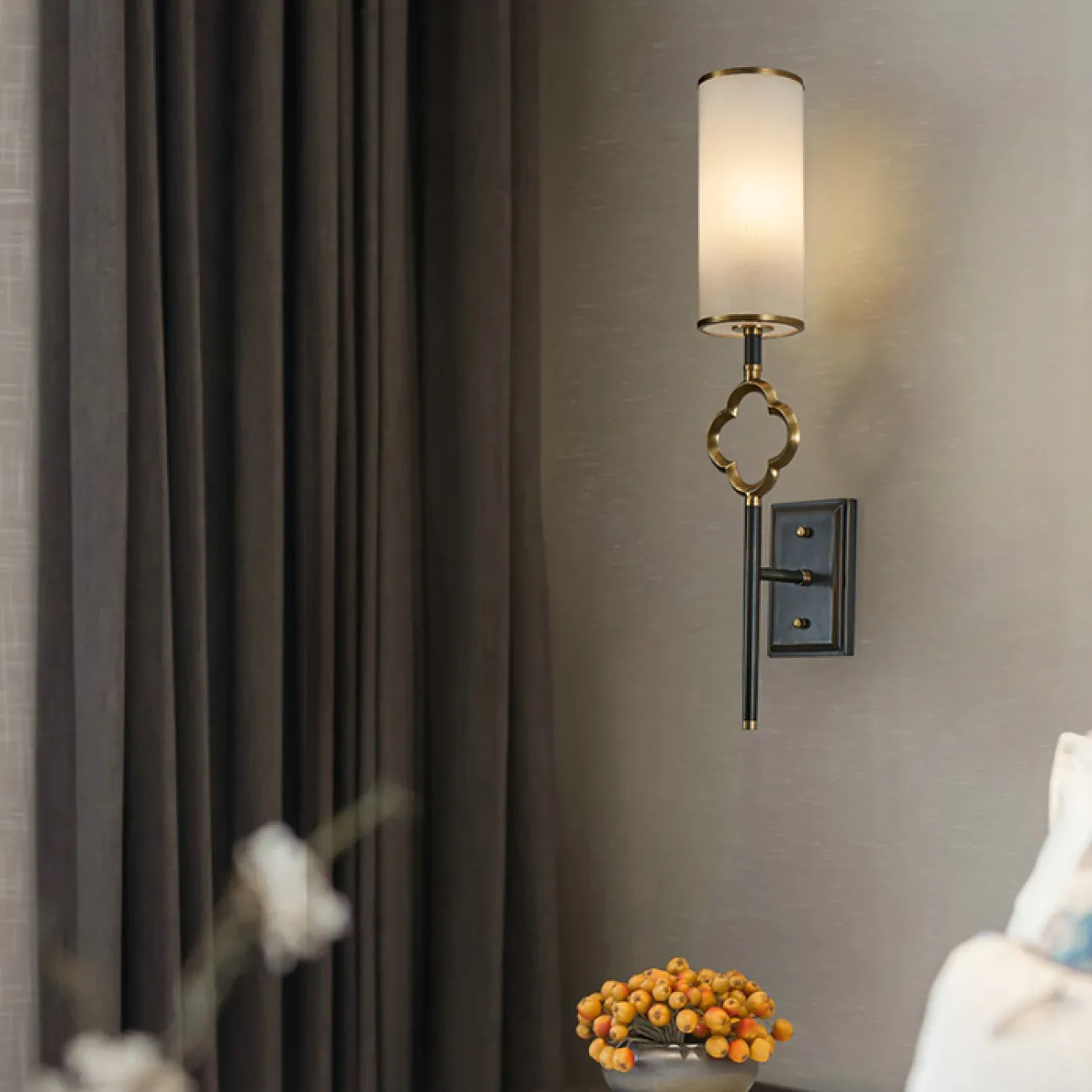 Настенный светильник со стеклянным цилиндрическим плафоном на рожке в азиатском стиле JETRO