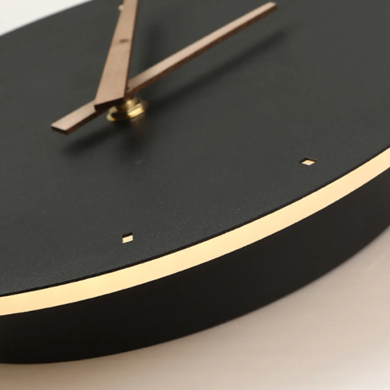 Серия настенных светодиодных светильников в виде композиции металлического кольца и диска с часовым механизмом NINNA Brass Трехцветный свет