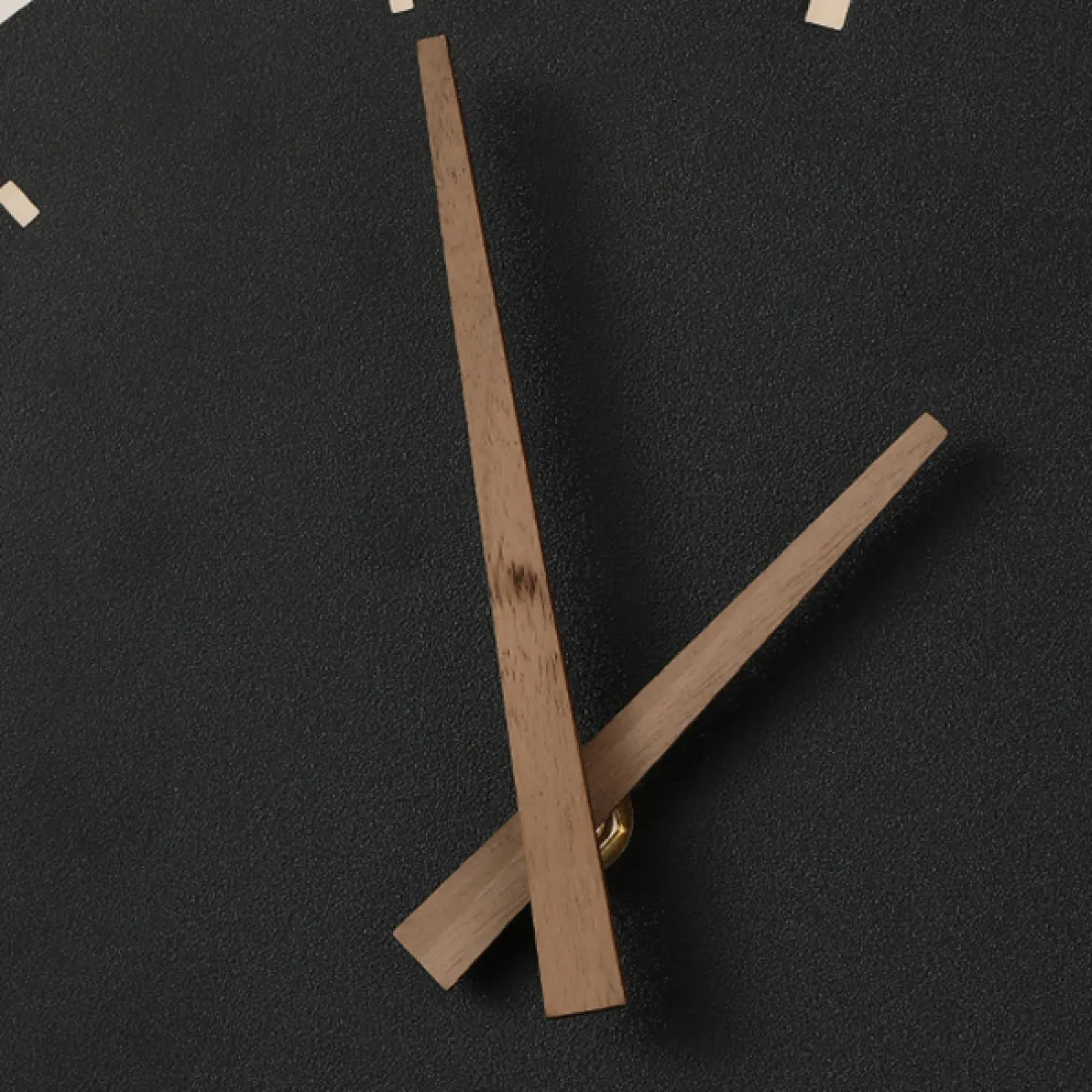 Серия настенных светодиодных светильников в виде композиции металлического кольца и диска с часовым механизмом NINNA Brass Трехцветный свет