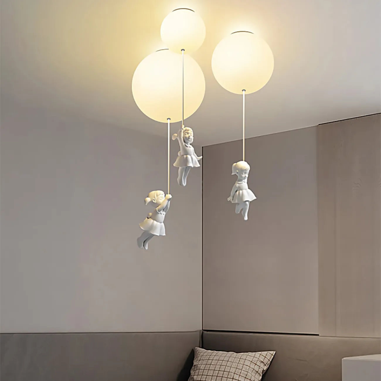 Серия потолочных светильников для детской комнаты Девочка на шаре ALICA B D30