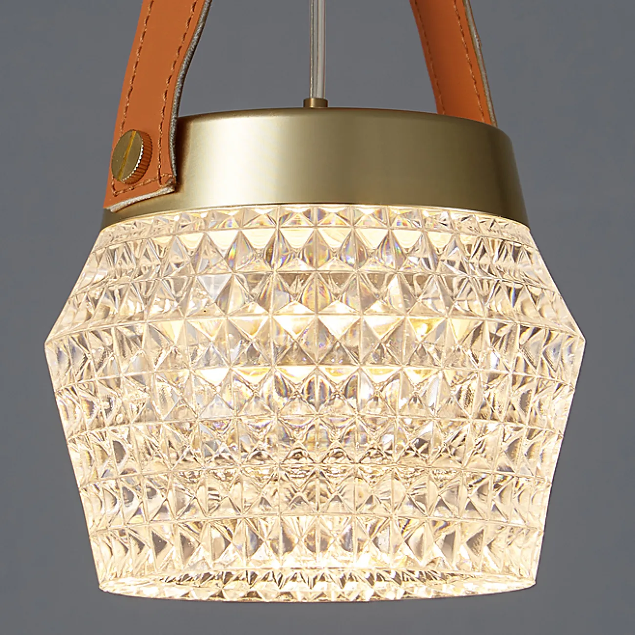 Готовая комбинация подвесных светодиодных светильников с многогранными рельефными плафонами на красных кожаных ремешках CAROL COMBO L56 Готовая комбинация подвесных светодиодных светильников с многогранными рельефными плафонами на красных кожаных ремешках CAROL COMBO L56