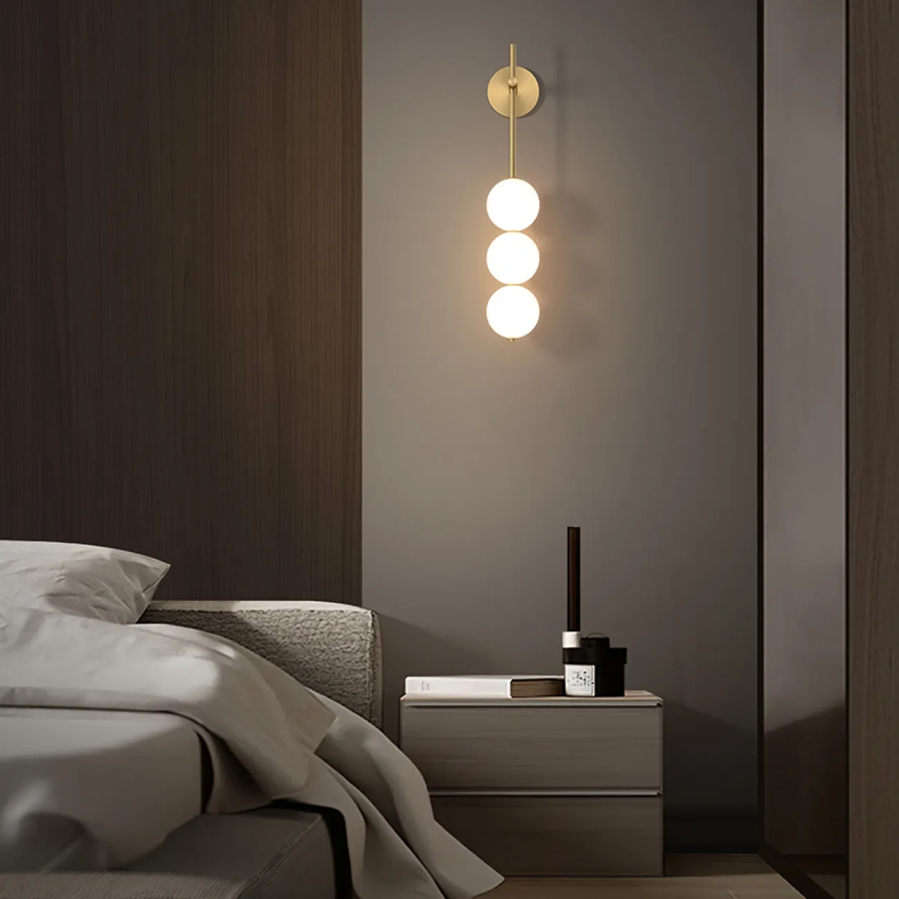 Серия настенных светильников с шарообразными плафонами на вертикальной стойке из настоящей латуни MARRY WALL L2