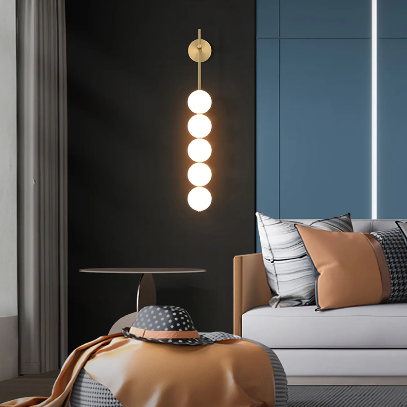 Серия настенных светильников с шарообразными плафонами на вертикальной стойке из настоящей латуни MARRY WALL L2