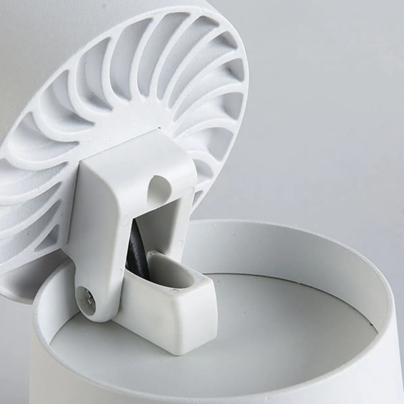 Накладной светодиодный светильник с плафоном в форме песочных часов с регулировкой угла наклона FLEXA White 4000К Накладной светодиодный светильник с плафоном в форме песочных часов с регулировкой угла наклона FLEXA White 4000К