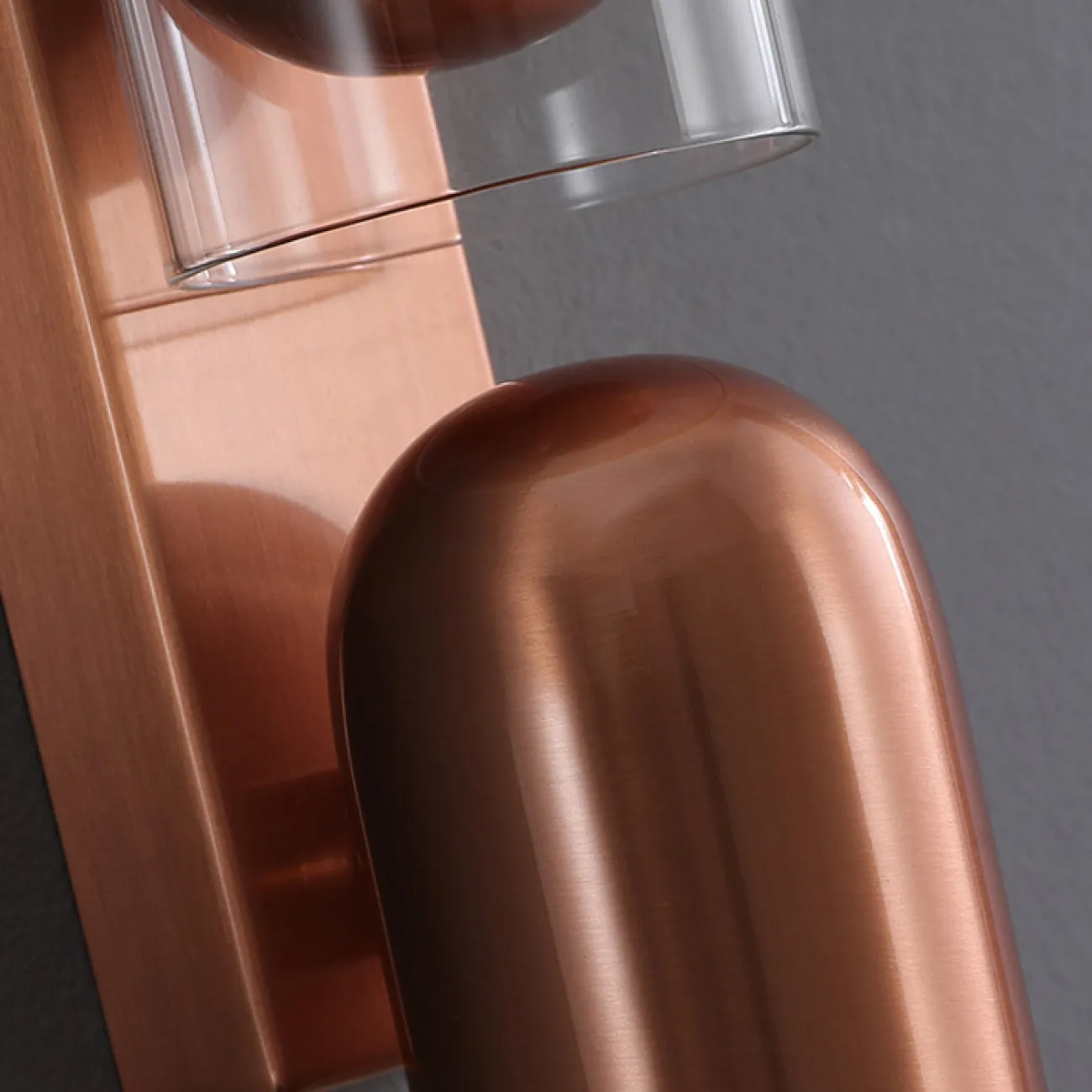 Серия настенных светильников со стеклянным рассеивателем и поворотным спотом на прямоугольном креплении LOTAR Rose Gold