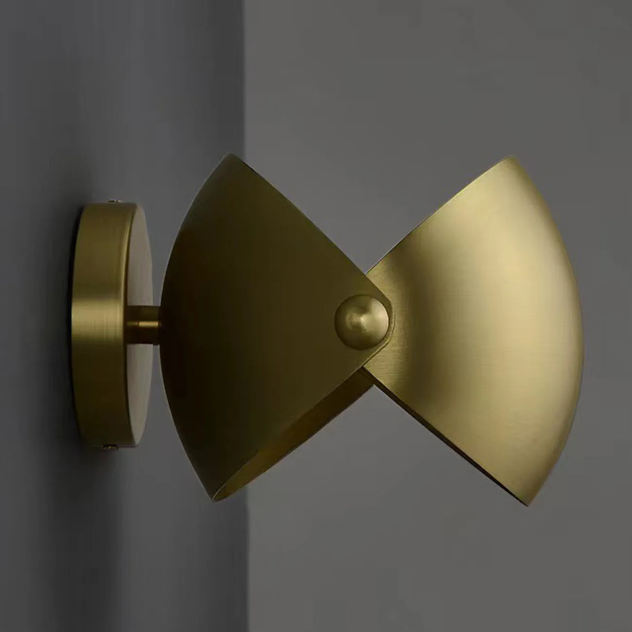 Настенный светильник с металлическим рассеивателем из двух скреплённых шаровидных сегментов ZETA WALL