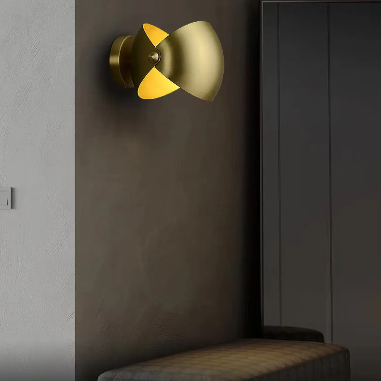 Настенный светильник с металлическим рассеивателем из двух скреплённых шаровидных сегментов ZETA WALL