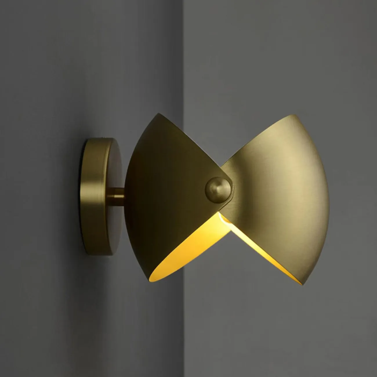 Настенный светильник с металлическим рассеивателем из двух скреплённых шаровидных сегментов ZETA WALL