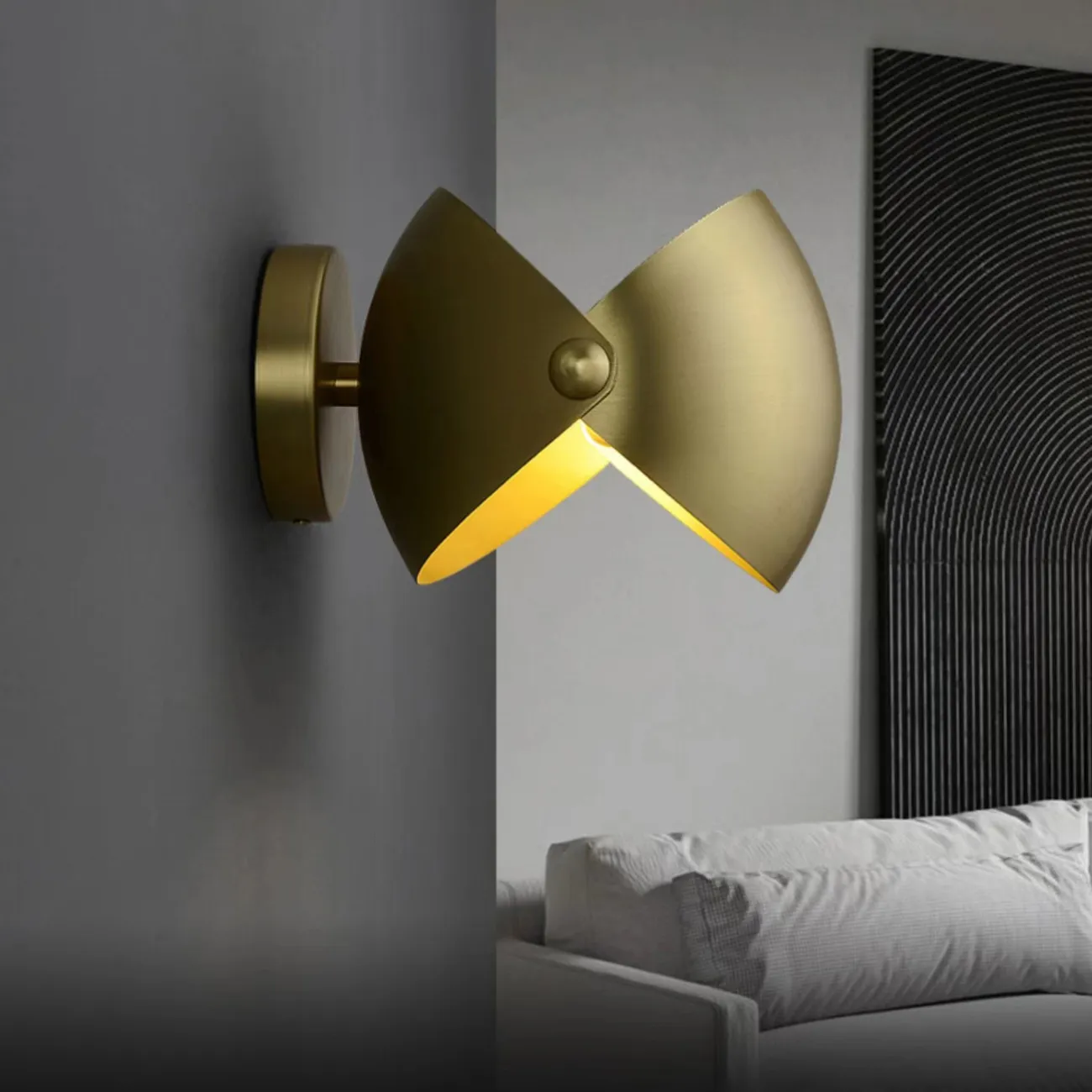 Настенный светильник с металлическим рассеивателем из двух скреплённых шаровидных сегментов ZETA WALL