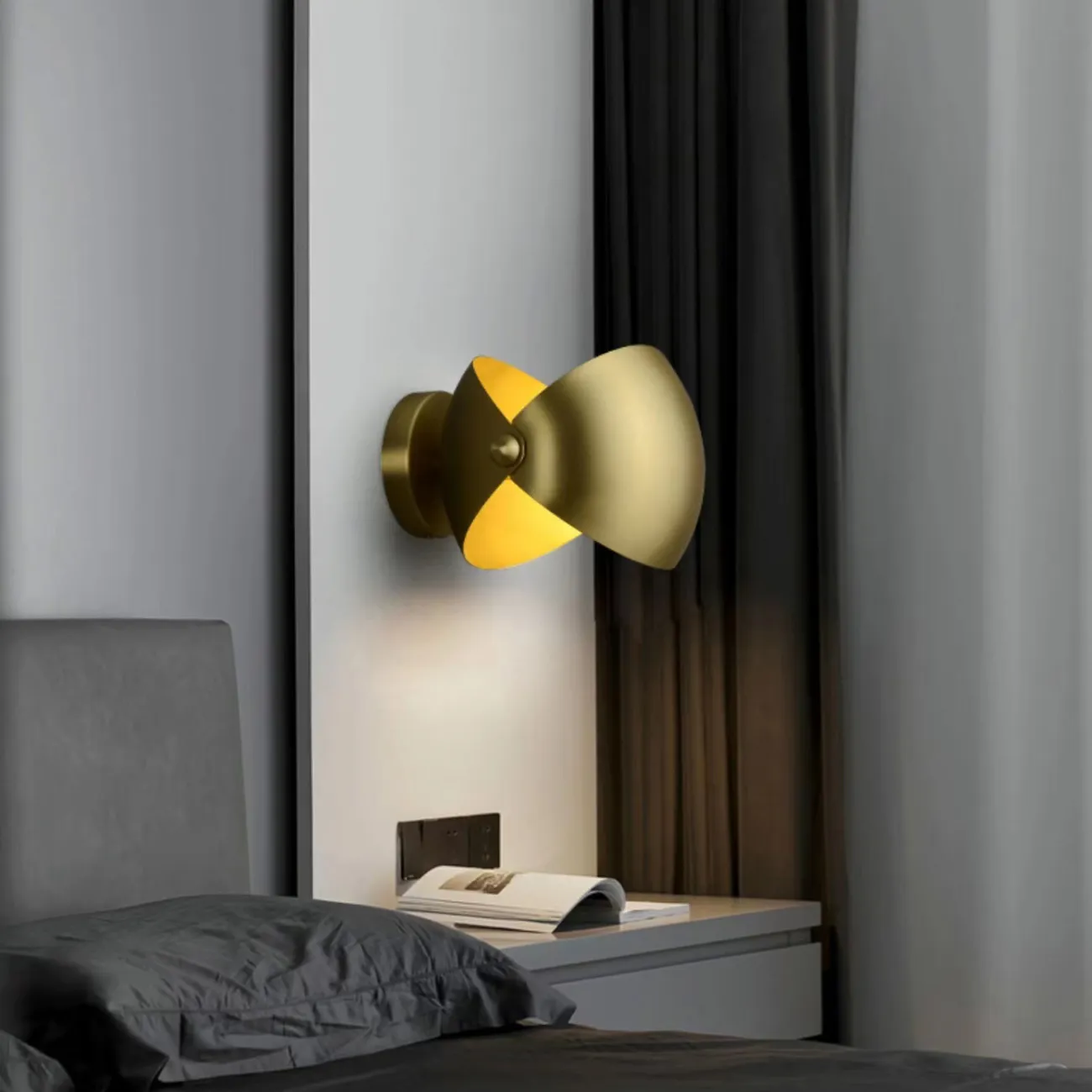 Настенный светильник с металлическим рассеивателем из двух скреплённых шаровидных сегментов ZETA WALL