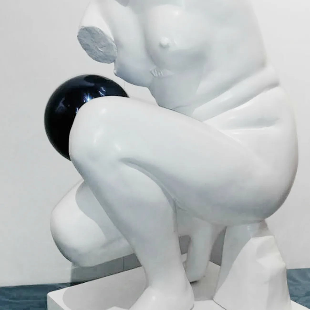 Дизайнерская скульптура фигура женщины LaLume-SKT00132