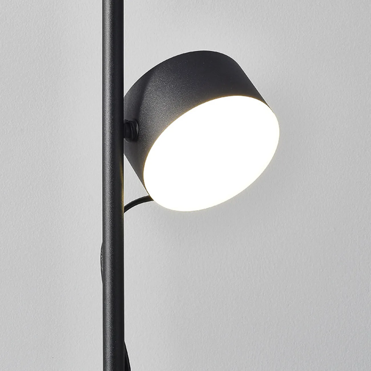 Светодиодный торшер с магнитными плафонами цилиндрической формы на свободно свисающих проводах PARROT FL