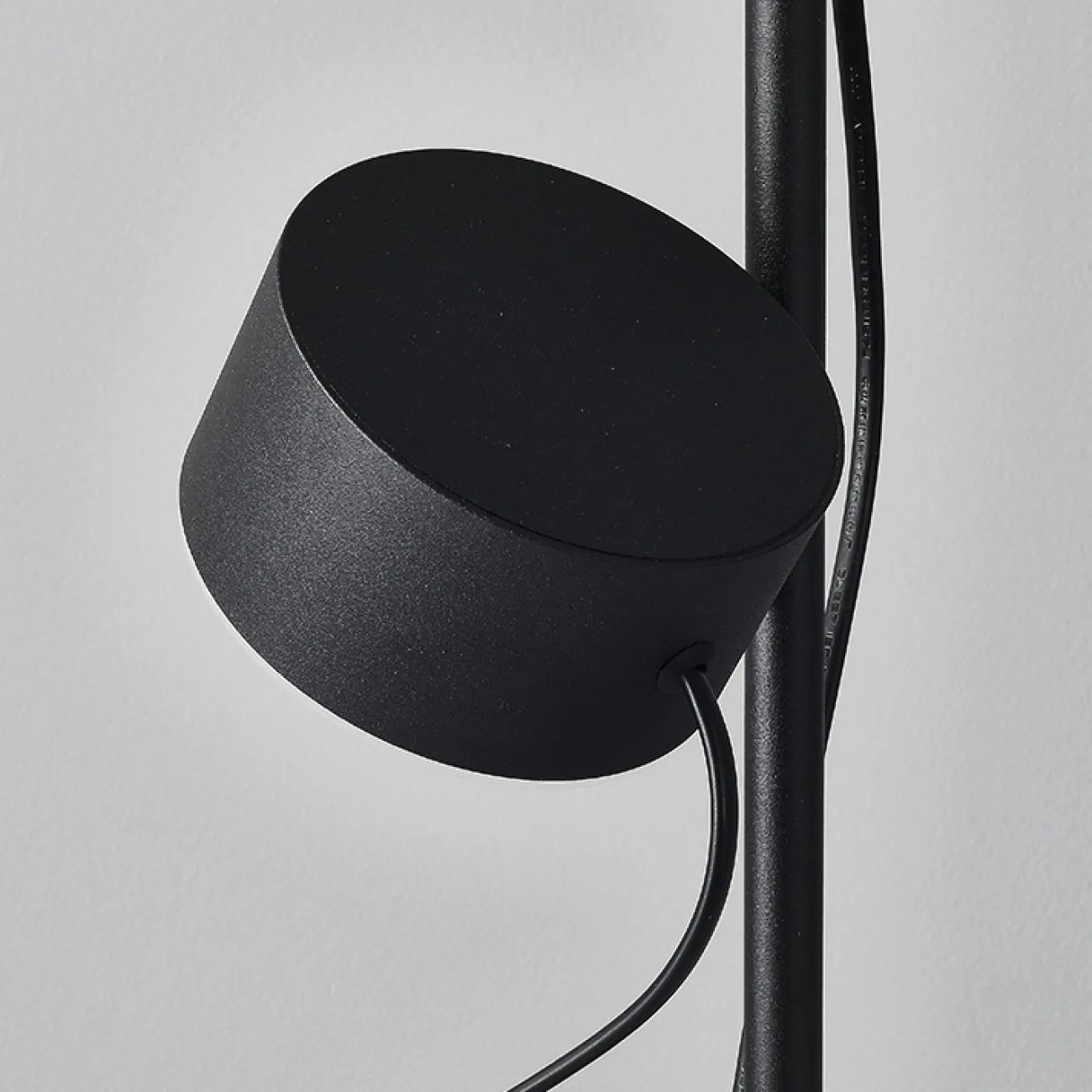 Светодиодный торшер с магнитными плафонами цилиндрической формы на свободно свисающих проводах PARROT FL