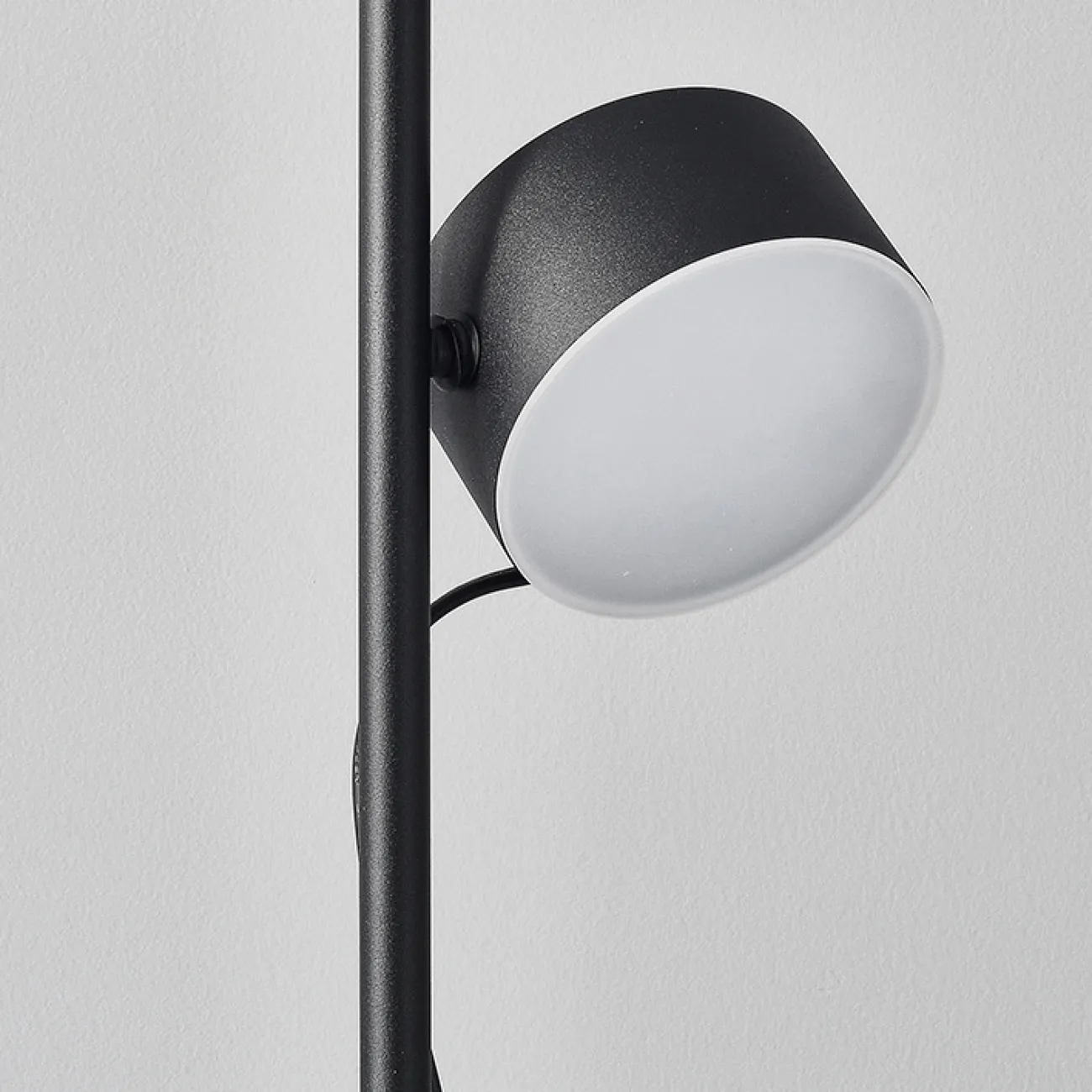 Светодиодный торшер с магнитными плафонами цилиндрической формы на свободно свисающих проводах PARROT FL