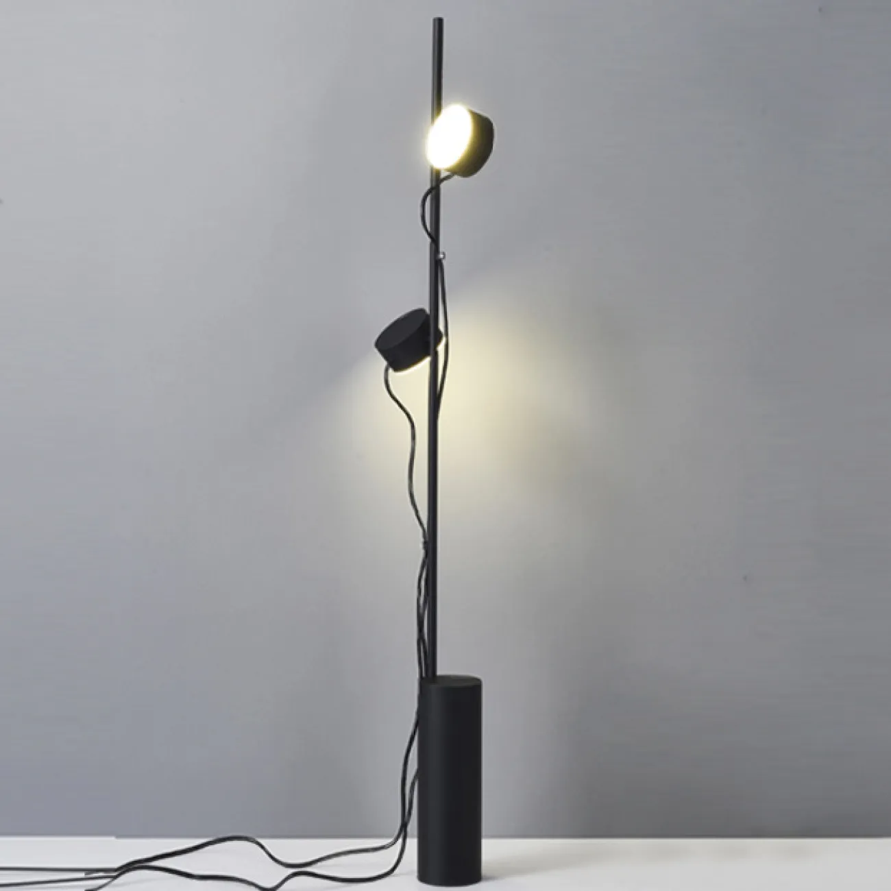 Светодиодный торшер с магнитными плафонами цилиндрической формы на свободно свисающих проводах PARROT FL