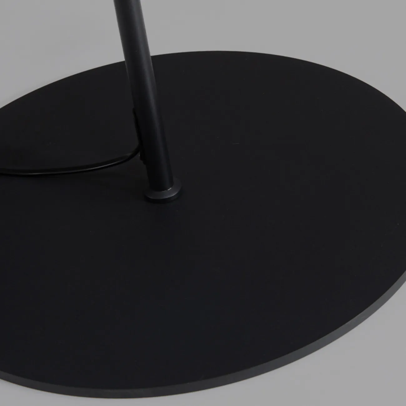 Серия напольных светильников с металлическим плафоном форме перевернутого конуса FELIX Black