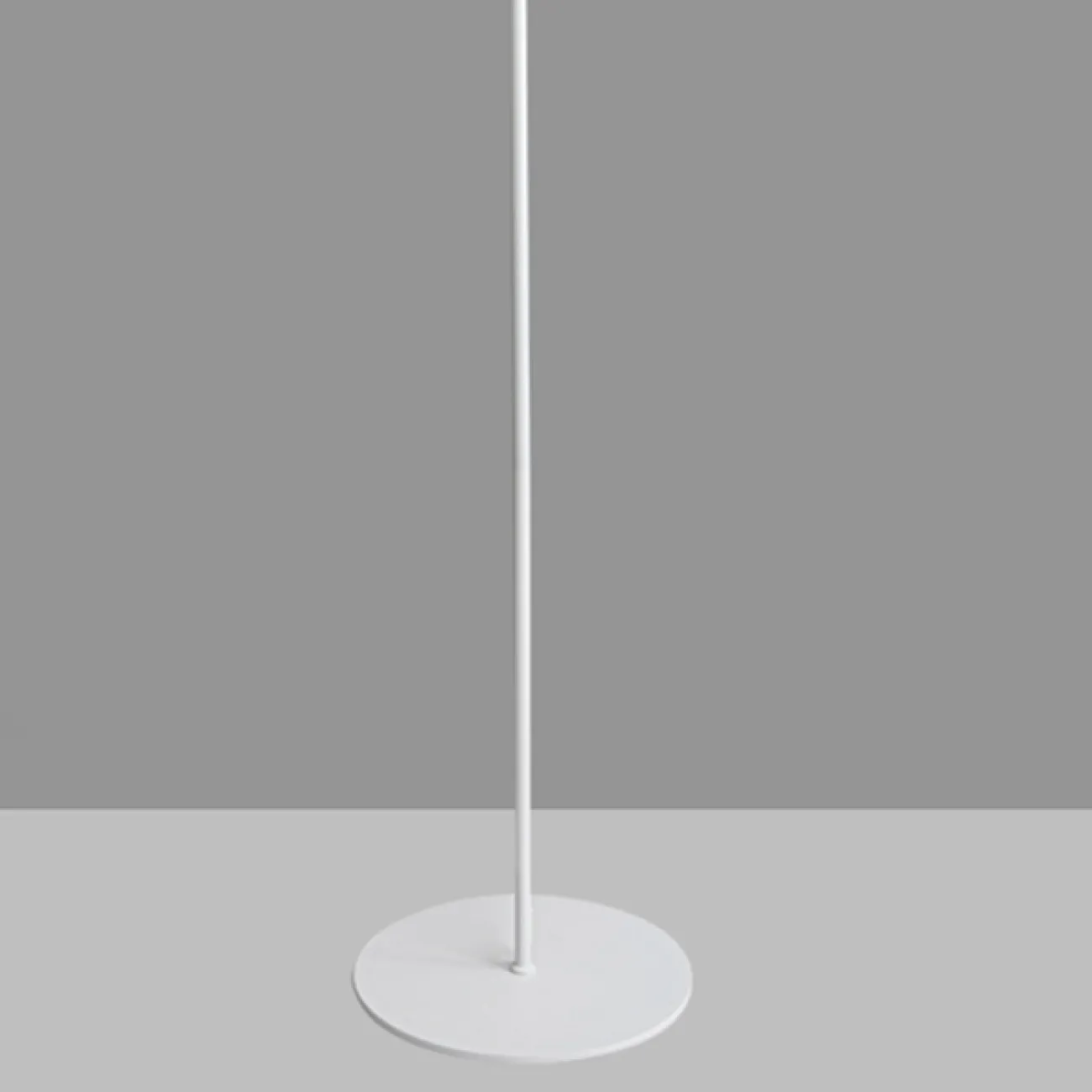 Серия напольных светильников с металлическим плафоном форме перевернутого конуса FELIX Black