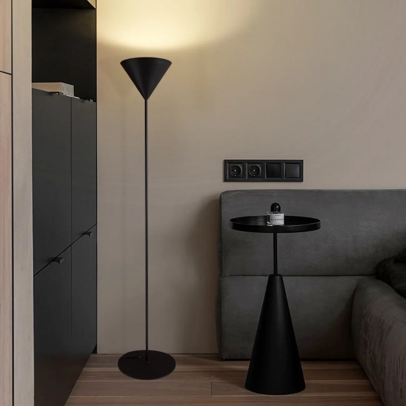 Серия напольных светильников с металлическим плафоном форме перевернутого конуса FELIX Black