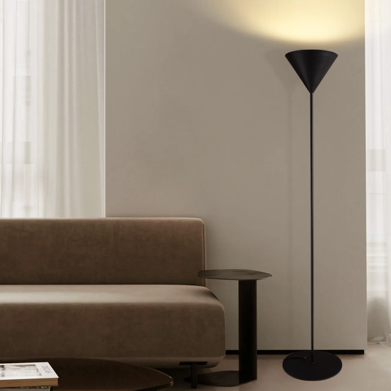 Серия напольных светильников с металлическим плафоном форме перевернутого конуса FELIX Black