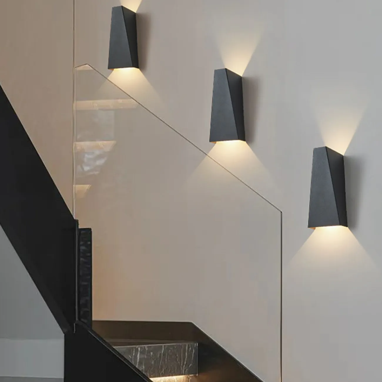 Настенный светодиодный светильник с латунным рассеивателем в форме скошенного прямоугольника LUTVI B Brass Настенный светодиодный светильник с латунным рассеивателем в форме скошенного прямоугольника LUTVI B Brass