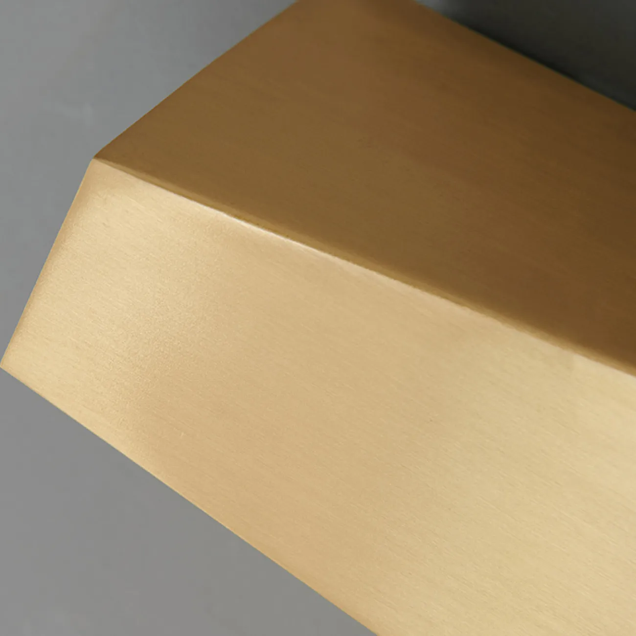 Настенный светодиодный светильник с латунным рассеивателем в форме скошенного прямоугольника LUTVI B Brass Настенный светодиодный светильник с латунным рассеивателем в форме скошенного прямоугольника LUTVI B Brass