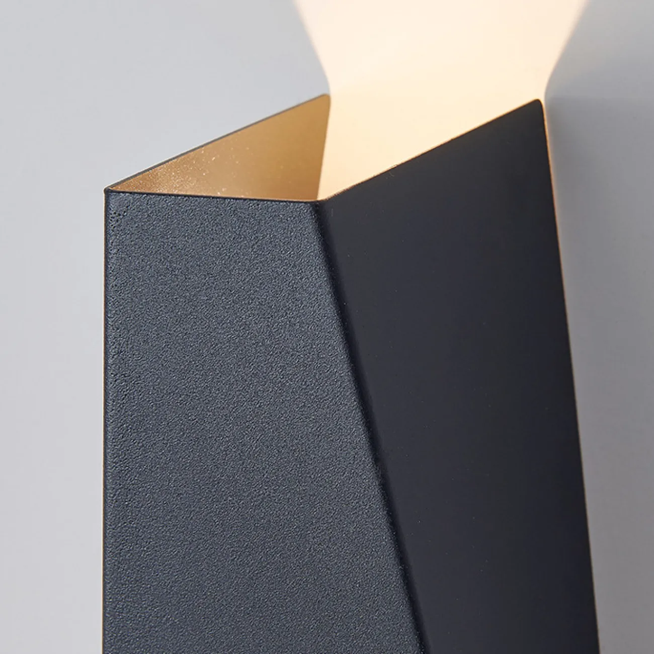 Настенный светодиодный светильник с латунным рассеивателем в форме скошенного прямоугольника LUTVI B Brass Настенный светодиодный светильник с латунным рассеивателем в форме скошенного прямоугольника LUTVI B Brass