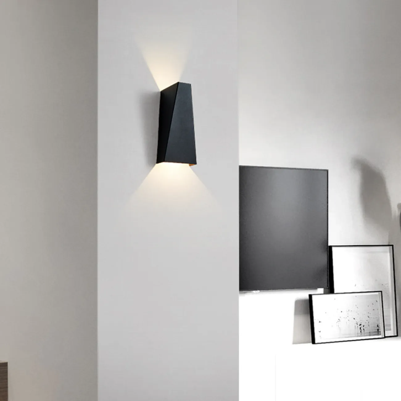 Настенный светодиодный светильник с латунным рассеивателем в форме скошенного прямоугольника LUTVI B Brass Настенный светодиодный светильник с латунным рассеивателем в форме скошенного прямоугольника LUTVI B Brass