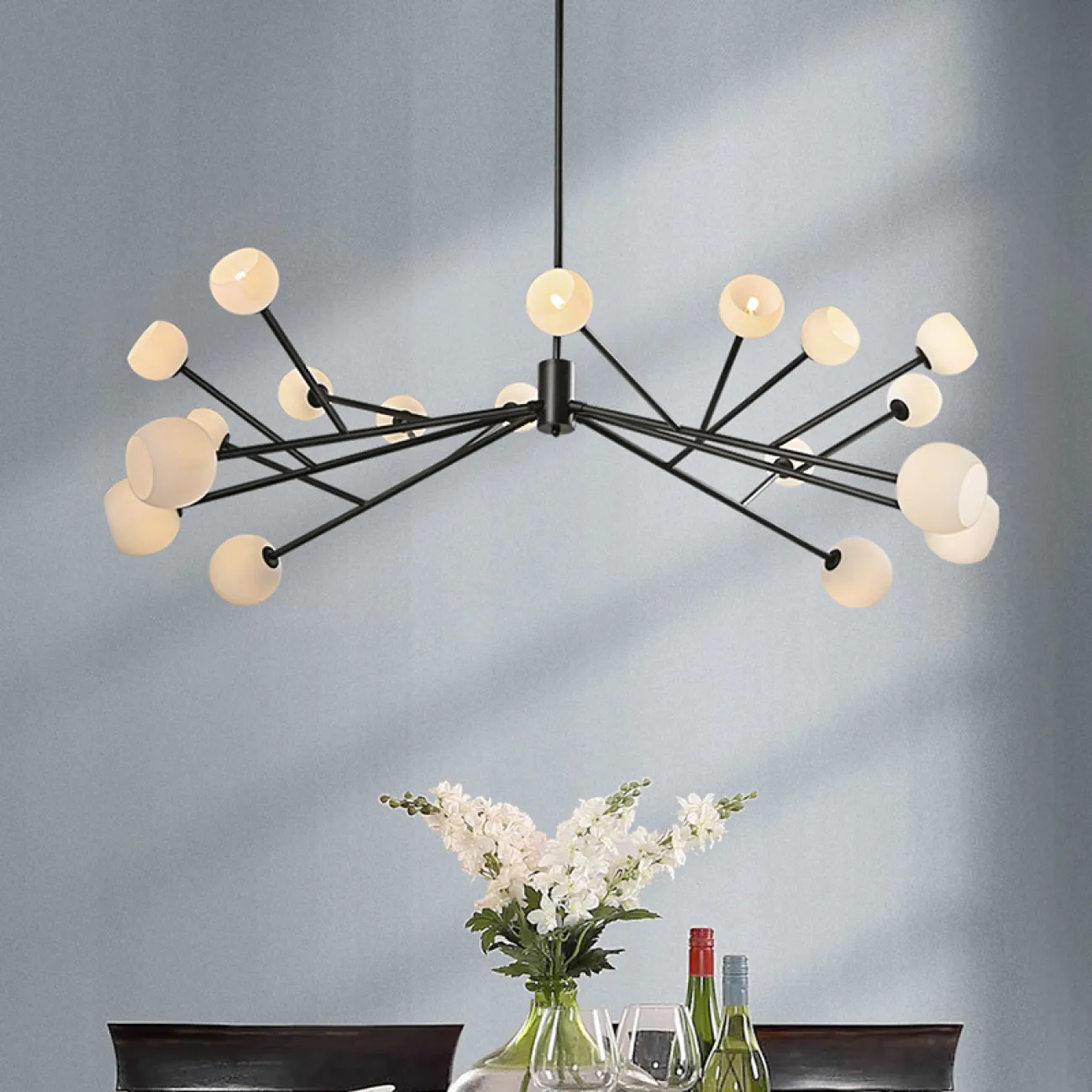 Люстра cо стеклянными плафонами на лучевом металлическом каркасе в скандинавском стиле