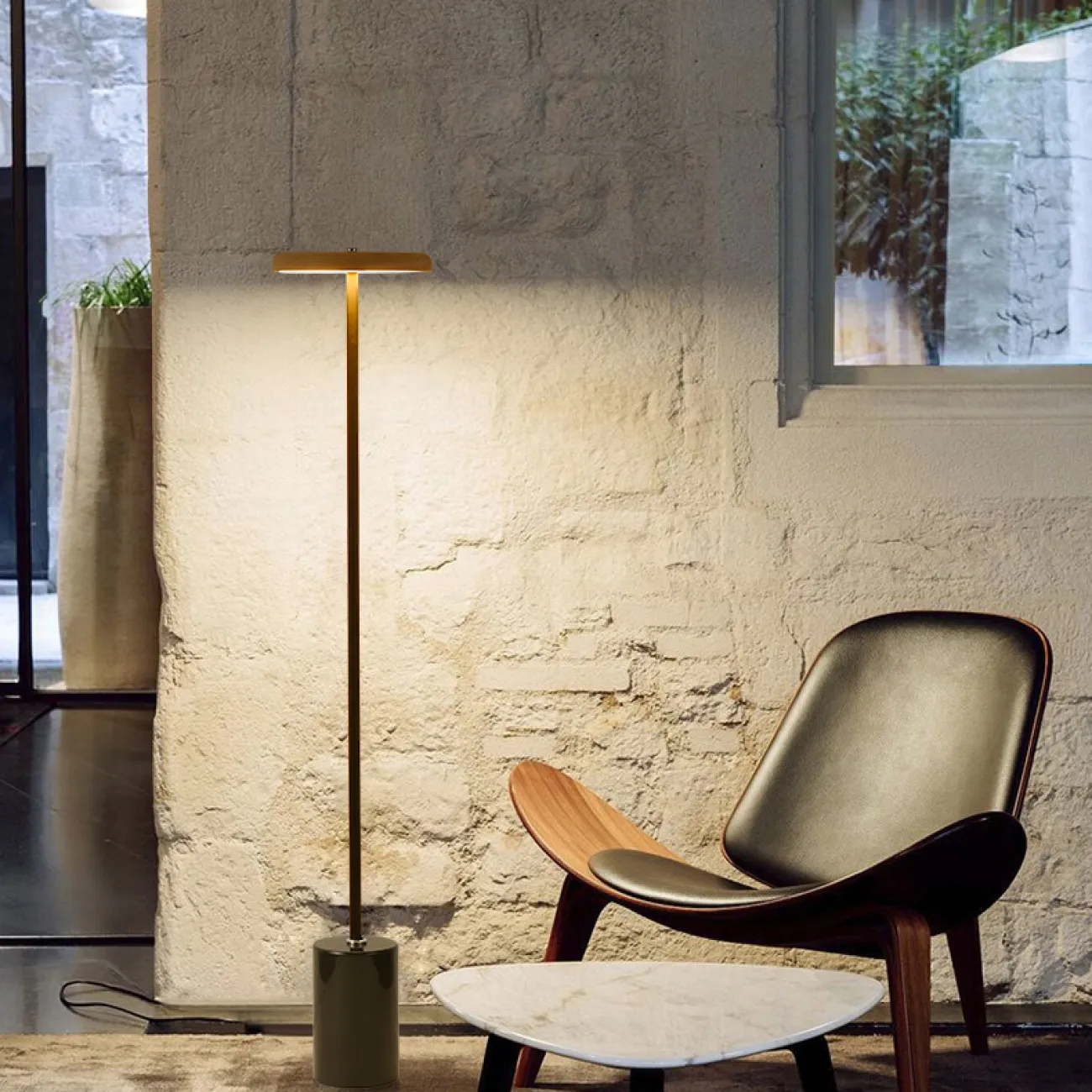 Серия светодиодных торшеров с дисковидным абажуром из светлого и темного дерева на вертикальной стойке с мраморным основанием DEBBY Dark brown