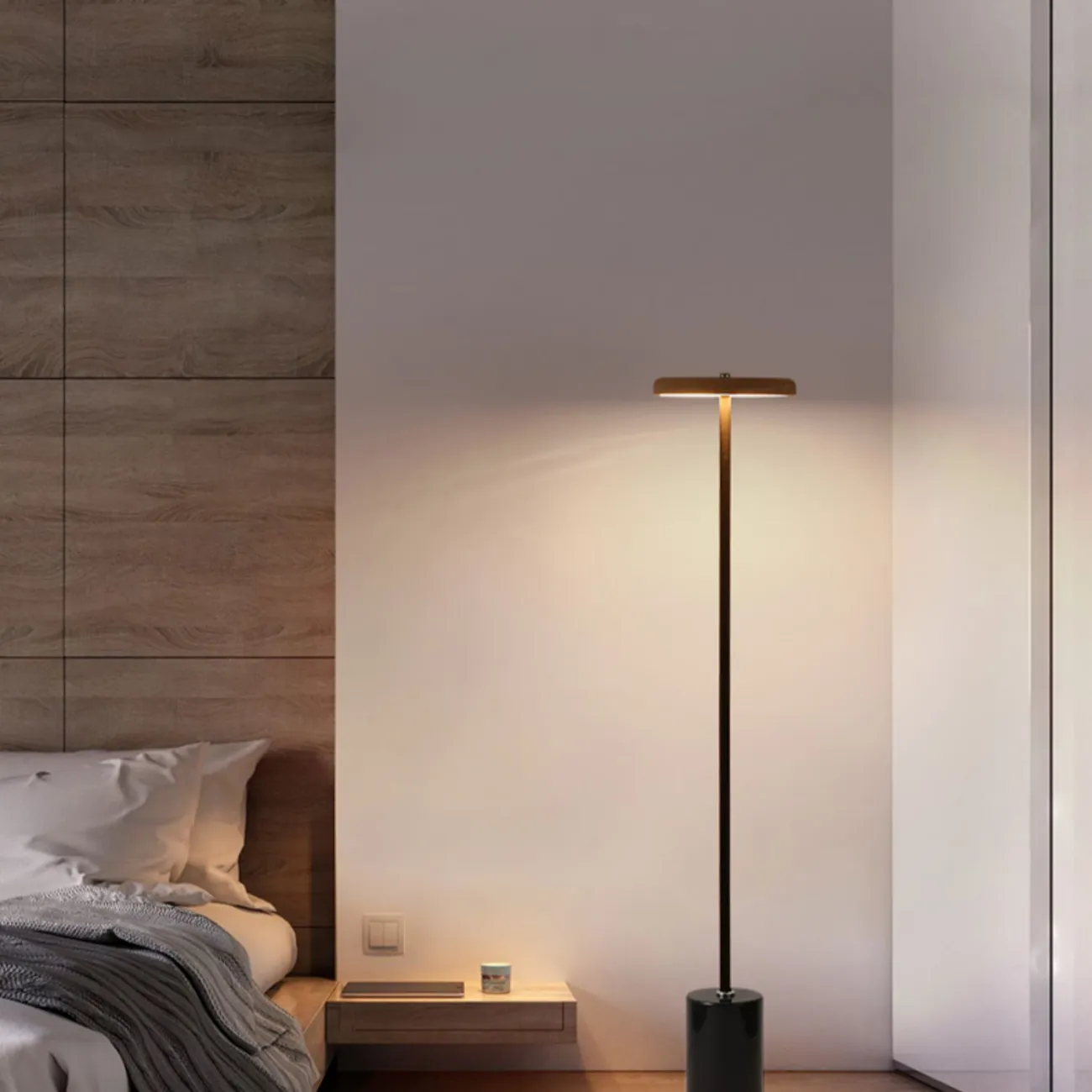 Серия светодиодных торшеров с дисковидным абажуром из светлого и темного дерева на вертикальной стойке с мраморным основанием DEBBY Dark brown