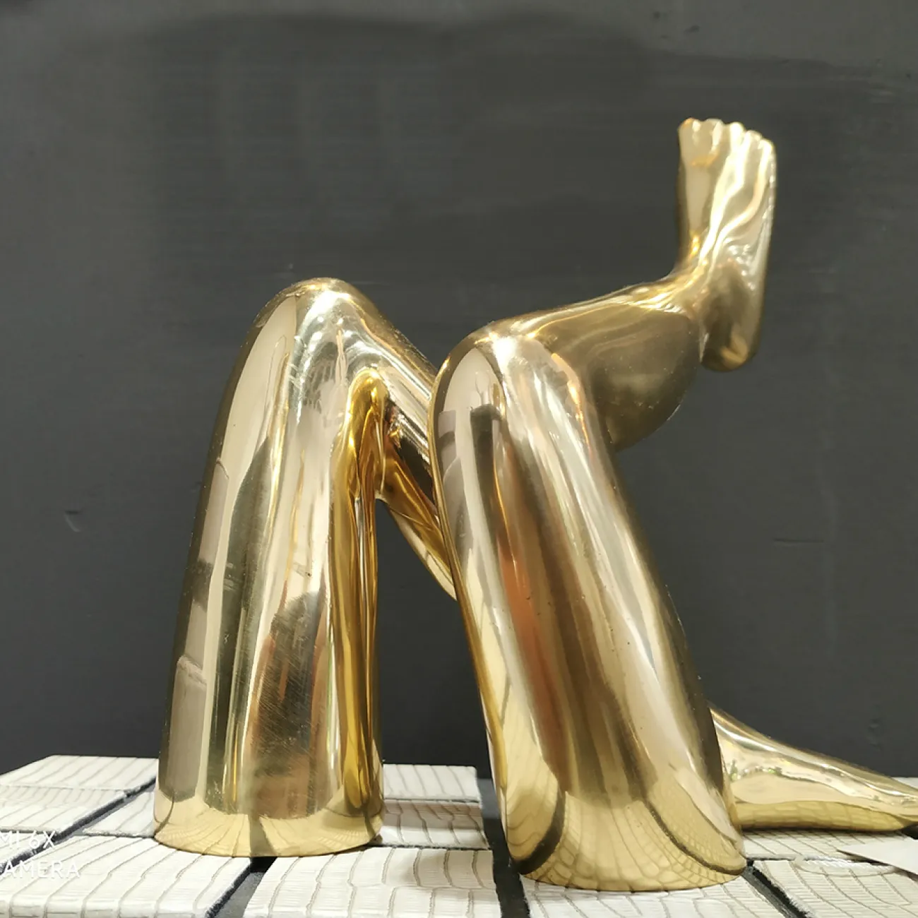 Дизайнерская скульптура ноги LaLume-SKT00131