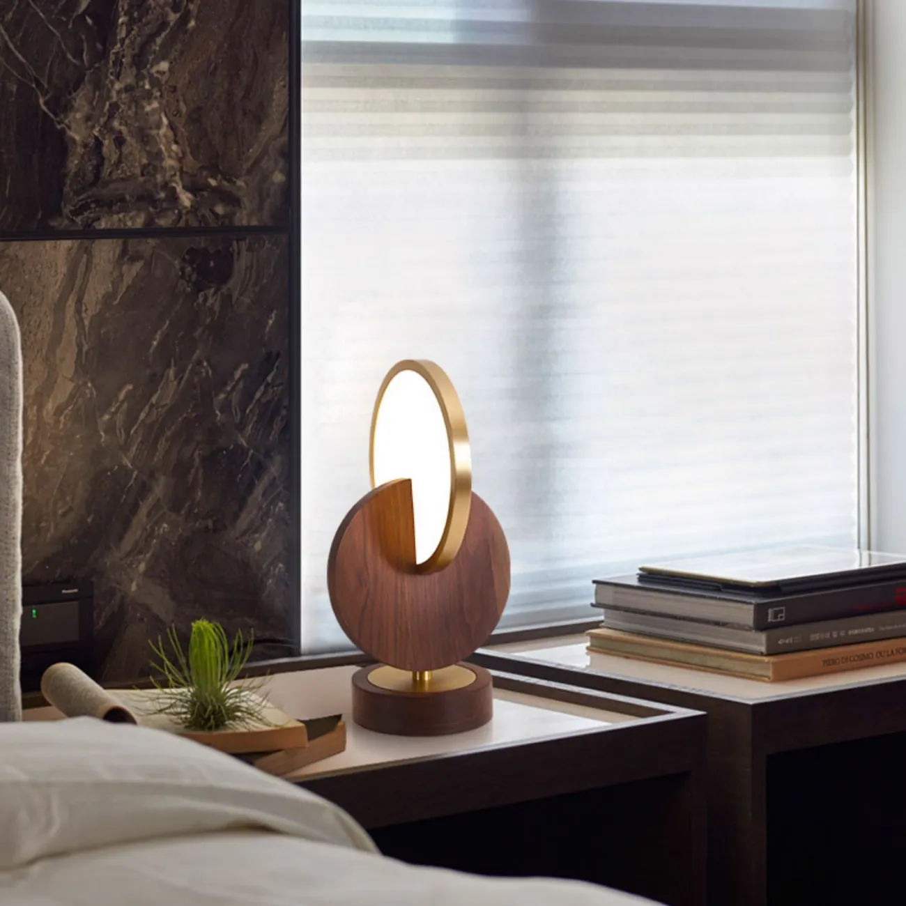 Светодиодная настольная лампа из пересекающихся дисков GLATT WOOD TAB Dark brown
