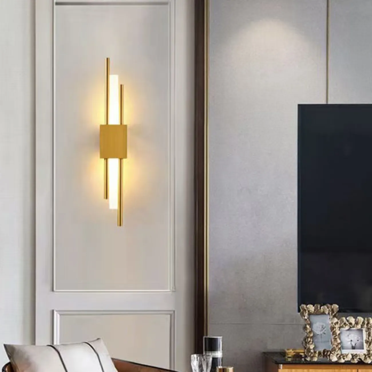 Настенный светодиодный светильник с белым цилиндрическими плафоном на металлическом основании с двумя разноуровневыми стержнями CHORD C Black