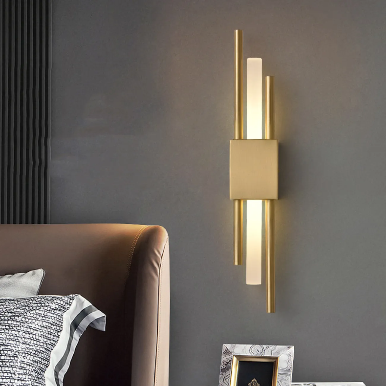 Настенный светодиодный светильник с белым цилиндрическими плафоном на металлическом основании с двумя разноуровневыми стержнями CHORD C Black