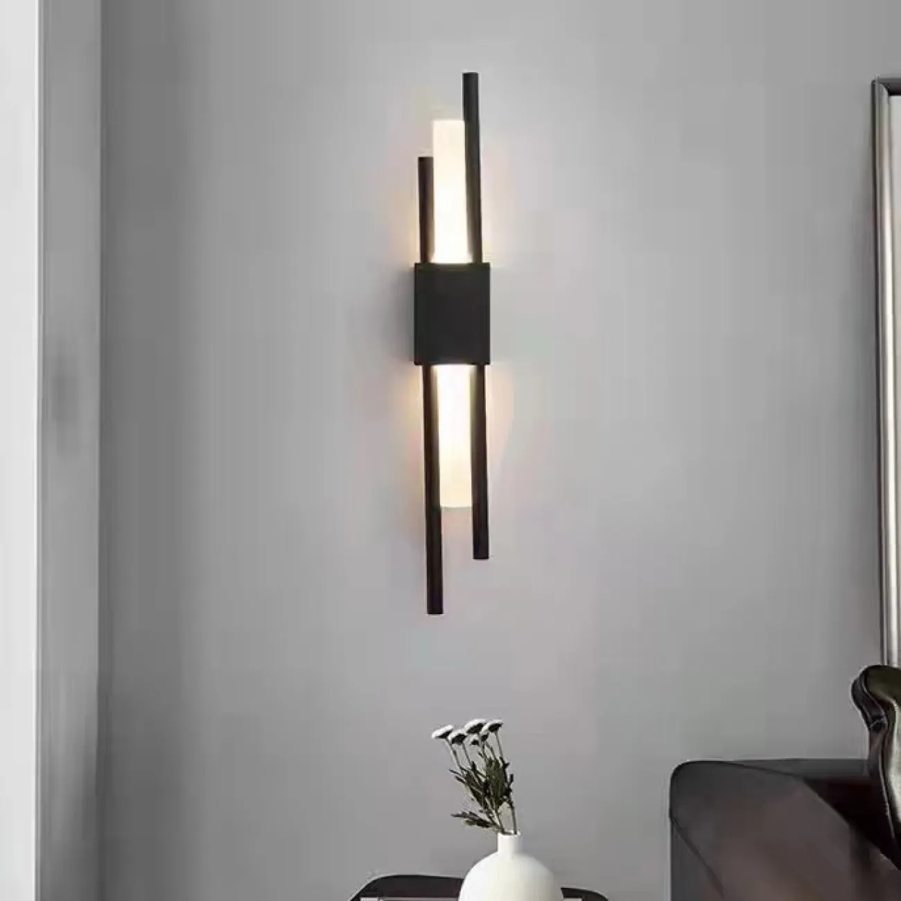 Настенный светодиодный светильник с белым цилиндрическими плафоном на металлическом основании с двумя разноуровневыми стержнями CHORD C Black