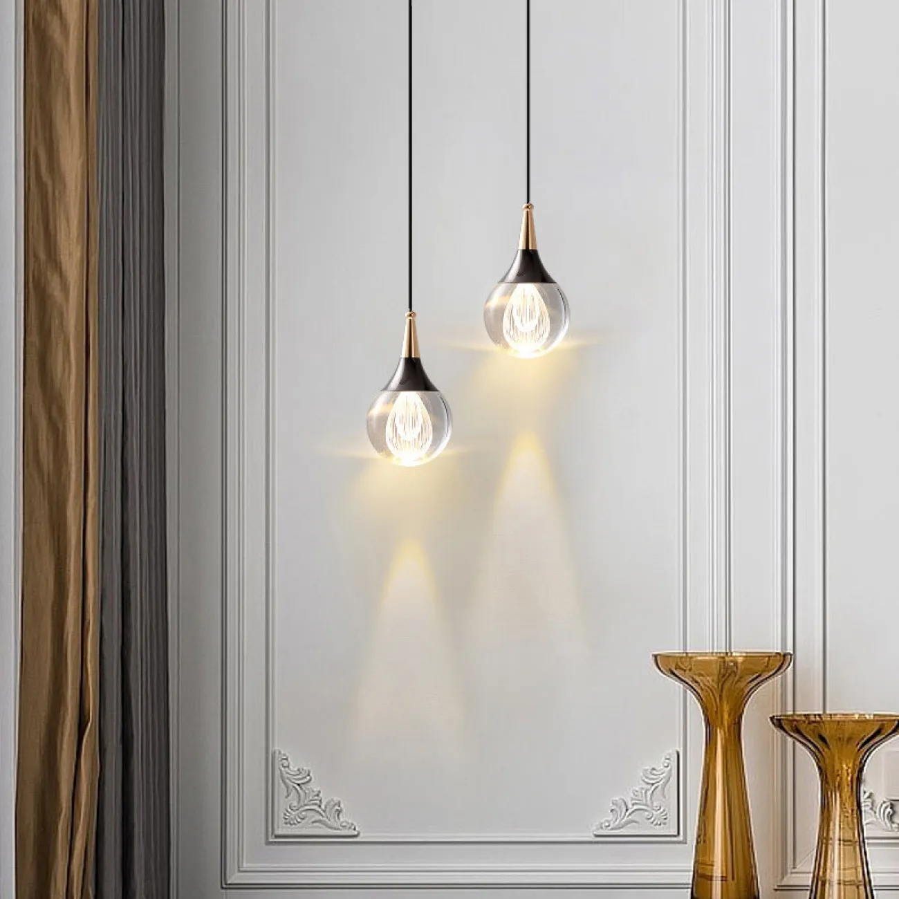 Готовая комбинация подвесных светодиодных светильников с лазерной гравировкой внутри шарообразных хрустальных рассеивателей SOFUS DUO C